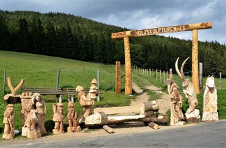 Wood-Sculpture-Path_Entrance_Eastern Styria | © Gasthof Haider