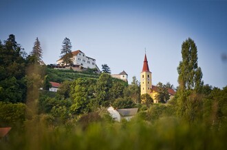 Blick auf Schloss Kapfenstein und Pfarrkirche | © TVB Thermen- & Vulkanland