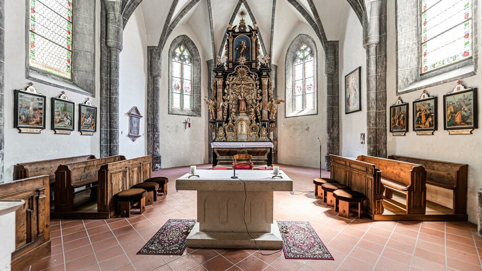 Der Altar in der Kirche Mariä Geburt | © Thomas Sattler